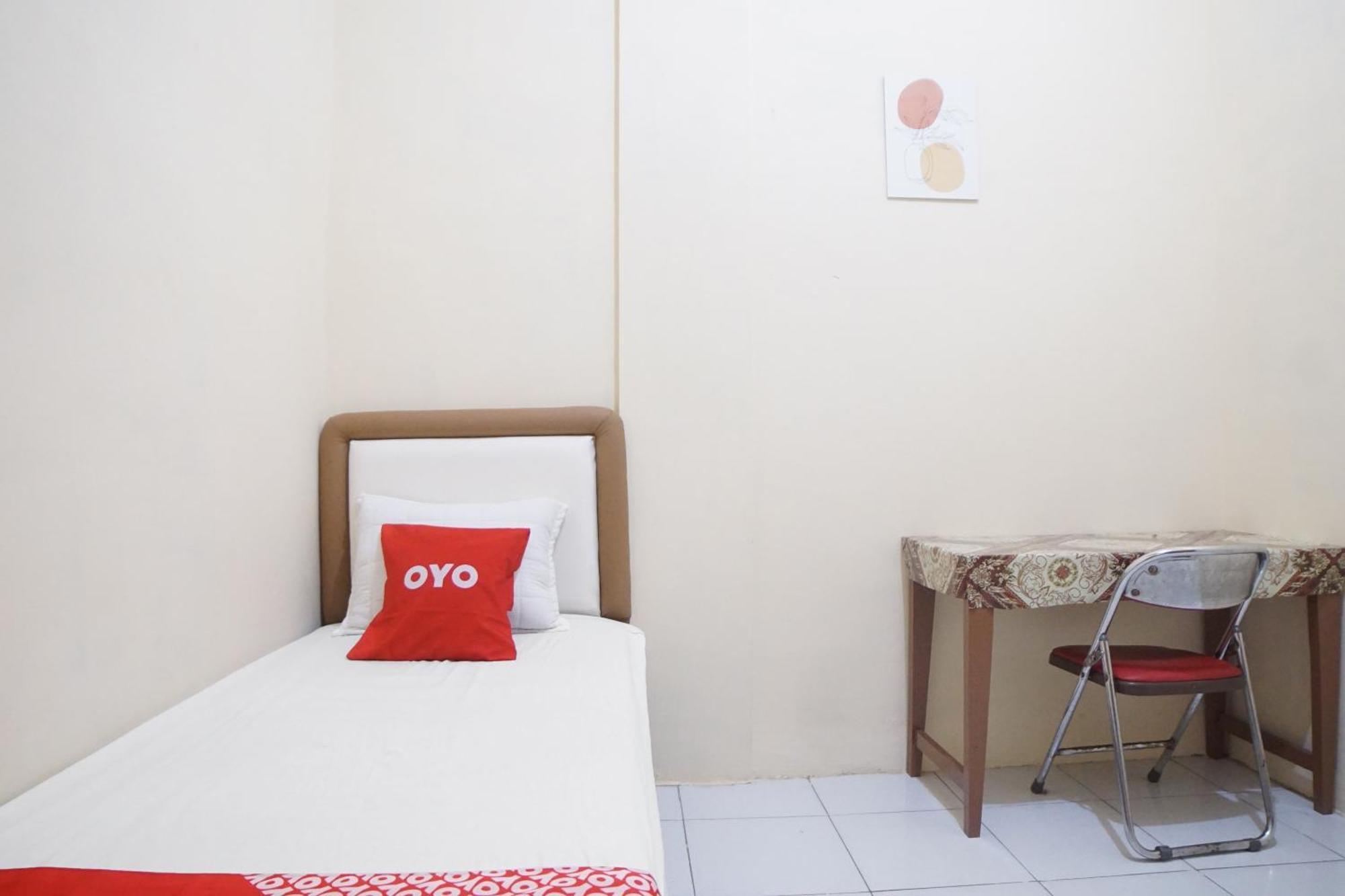 Spot On 91977 Kost Ketapang Syariah Hotel Medan Exterior photo