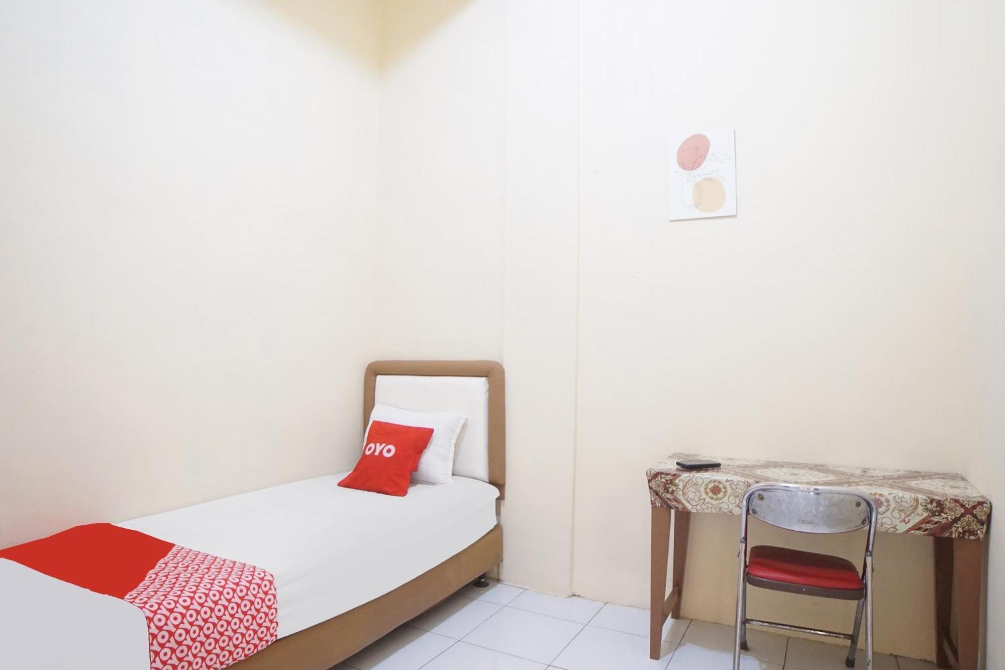 Spot On 91977 Kost Ketapang Syariah Hotel Medan Exterior photo